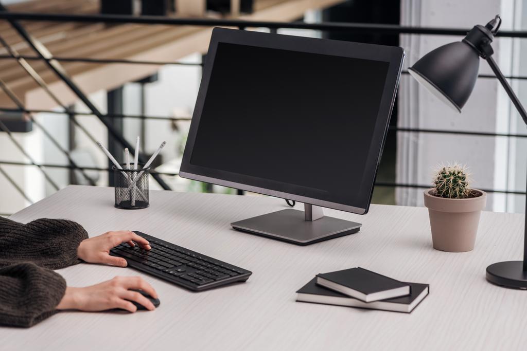 obcięty widok kobiety za pomocą komputera w miejscu pracy z papeterią - Zdjęcie, obraz