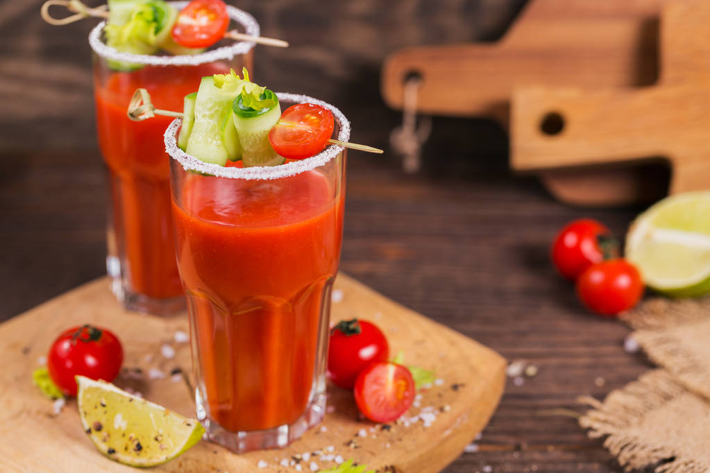 Dos vasos de jugo de tomate decorado con tomates frescos, cucum
 - Foto, imagen