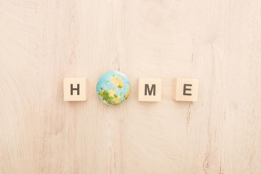 felülnézet kockák otthoni betűkkel és játék bolygó fa háttér  - Fotó, kép
