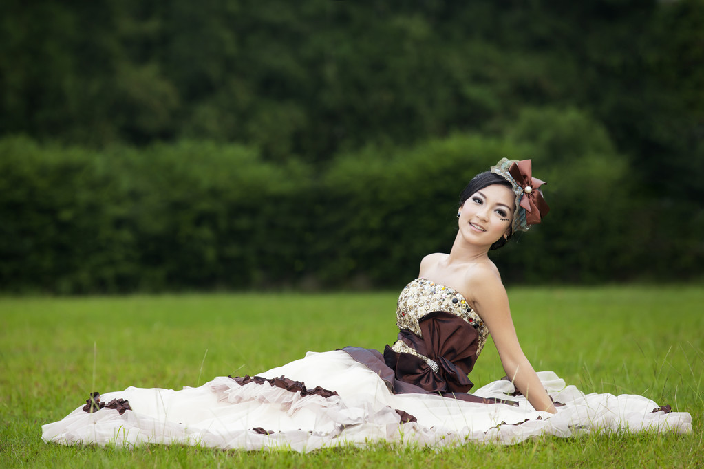 atraktivní nevěsty sedí na zelené louce - Fotografie, Obrázek