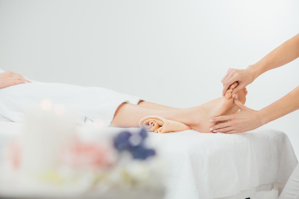 обрізаний вид масажу для дорослої жінки в спа-центрі
 - Фото, зображення