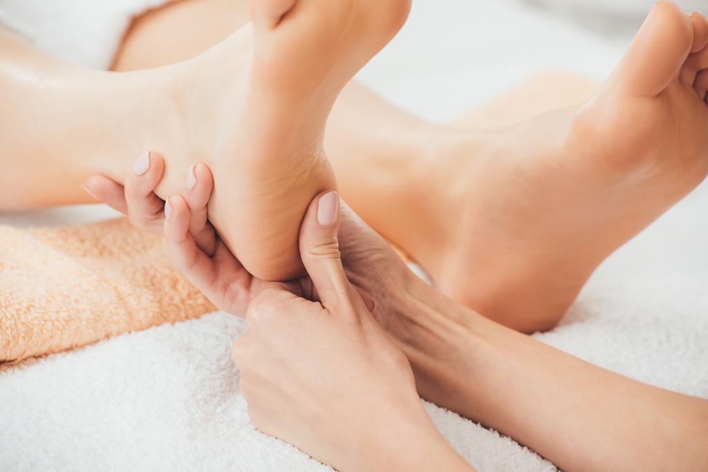 przycięte widok masażysta robi masaż stóp do dorosłego kobiety w spa - Zdjęcie, obraz
