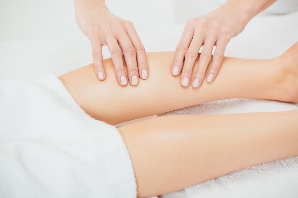 частковий вид масажу для дорослої жінки в спа-центрі
 - Фото, зображення
