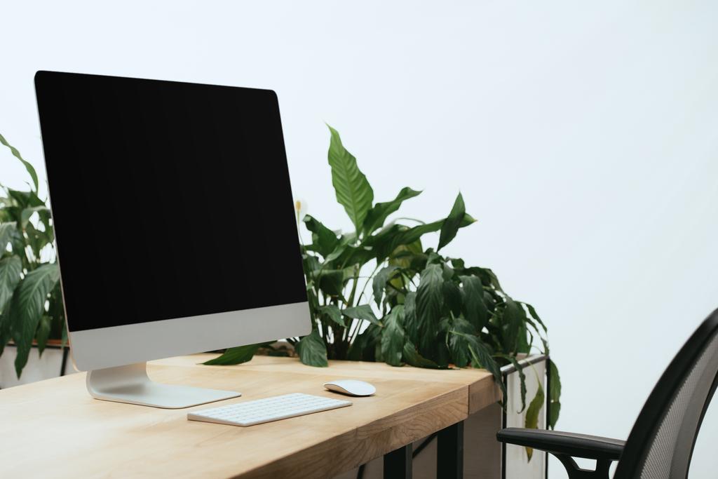 ordinateur, souris d'ordinateur et clavier sur table en bois dans le bureau
  - Photo, image