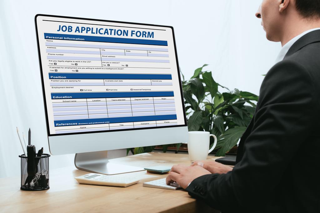 Ausgeschnittene Ansicht des Mannes beim Ausfüllen des Bewerbungsformulars Beschäftigung Karrierekonzept - Foto, Bild