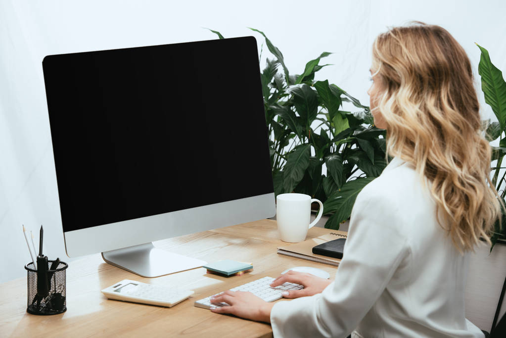 mulher adulta usando computador com tela em branco no escritório
  - Foto, Imagem