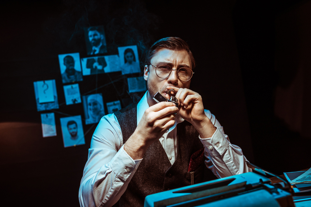 Nachdenklicher Detektiv mit Brille zündet sich Zigarre im dunklen Büro an - Foto, Bild