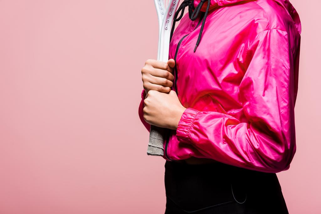 abgeschnittene Ansicht der afrikanisch-amerikanischen Sportlerin mit Tennisschläger isoliert auf rosa mit Kopierraum - Foto, Bild