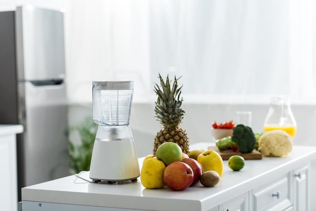 modern mutfakta blender yakın lezzetli organik meyveler  - Fotoğraf, Görsel