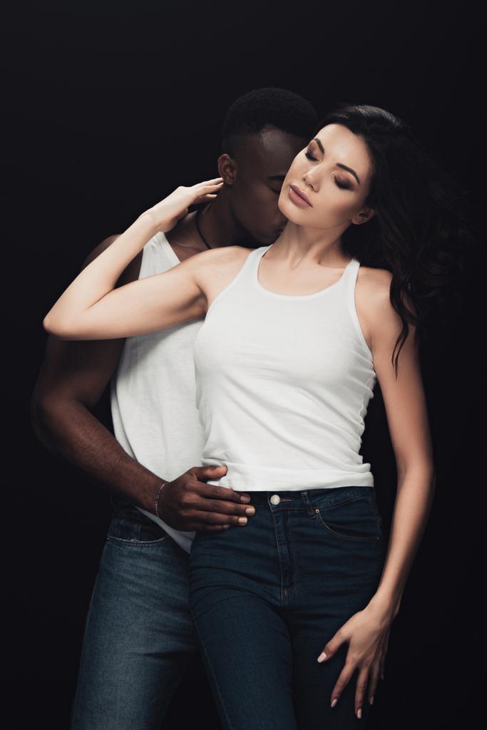 afro americano uomo abbracciare e baciare bella donna isolato su nero
 - Foto, immagini