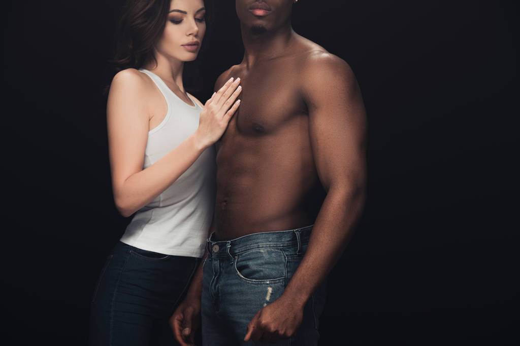 hemdloze Afro-Amerikaanse man en mooie verleidelijke vrouw geïsoleerd op zwart - Foto, afbeelding