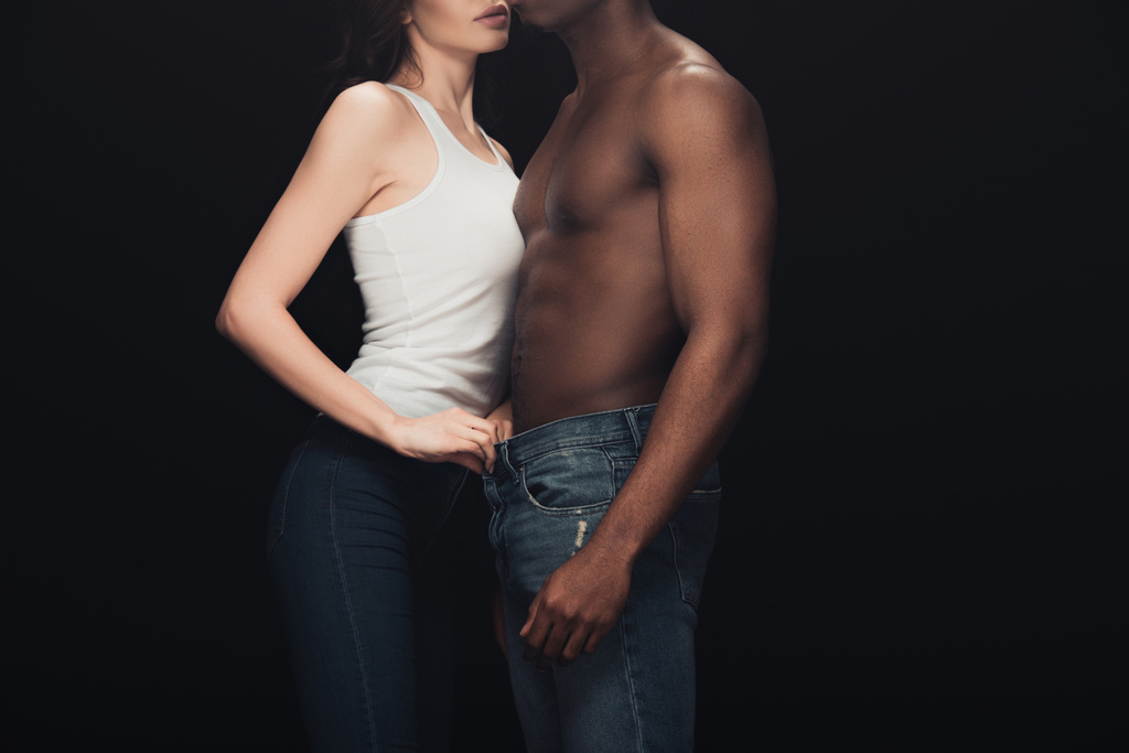 recortado vista de seductora pareja interracial aislado en negro con espacio de copia
 - Foto, Imagen