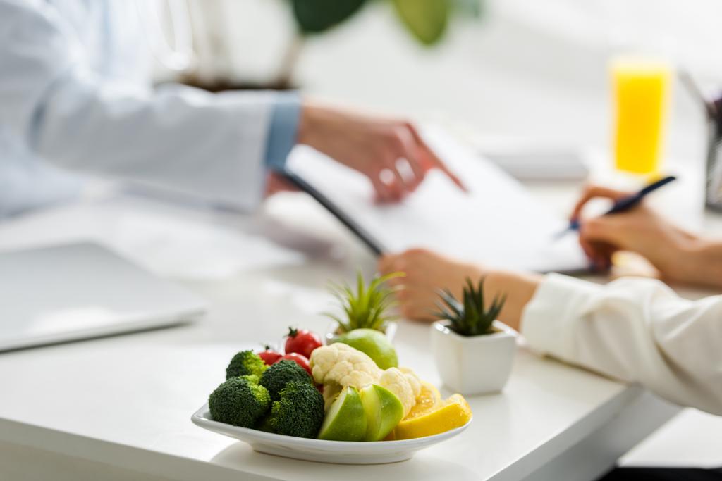 селективный фокус вкусных органических фруктов и овощей вблизи женщин
  - Фото, изображение