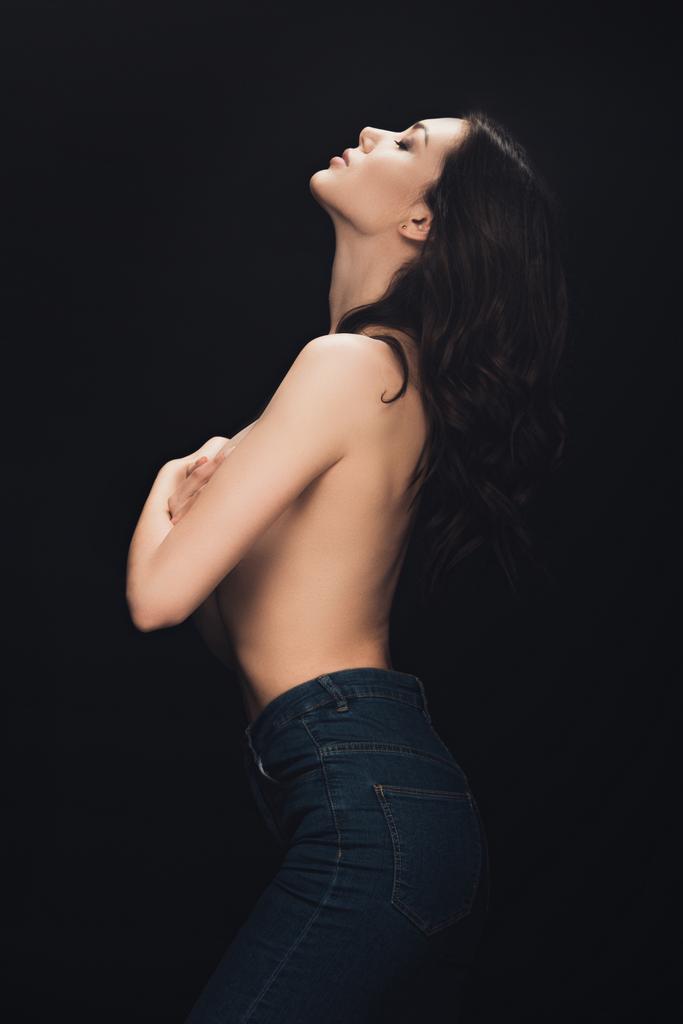 красива сексуальна дівчина покриває груди руками і позує ізольовано на чорному
 - Фото, зображення
