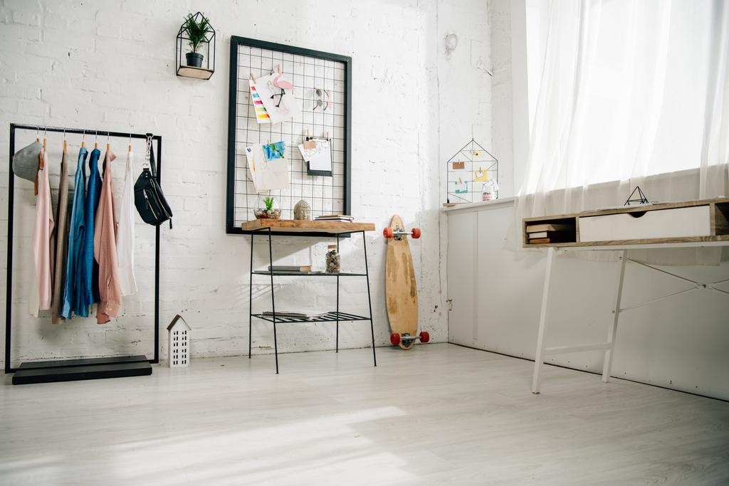 Подростковая комната со светлым интерьером и современной мебелью
 - Фото, изображение