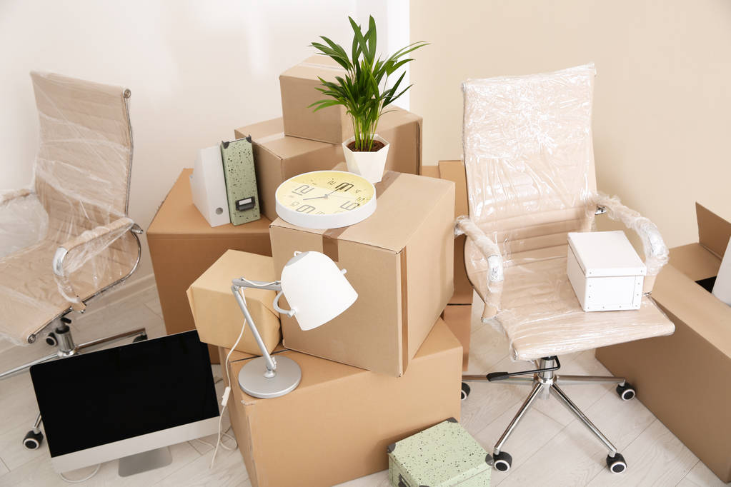 Boîtes de déménagement et mobilier dans un nouveau bureau
 - Photo, image