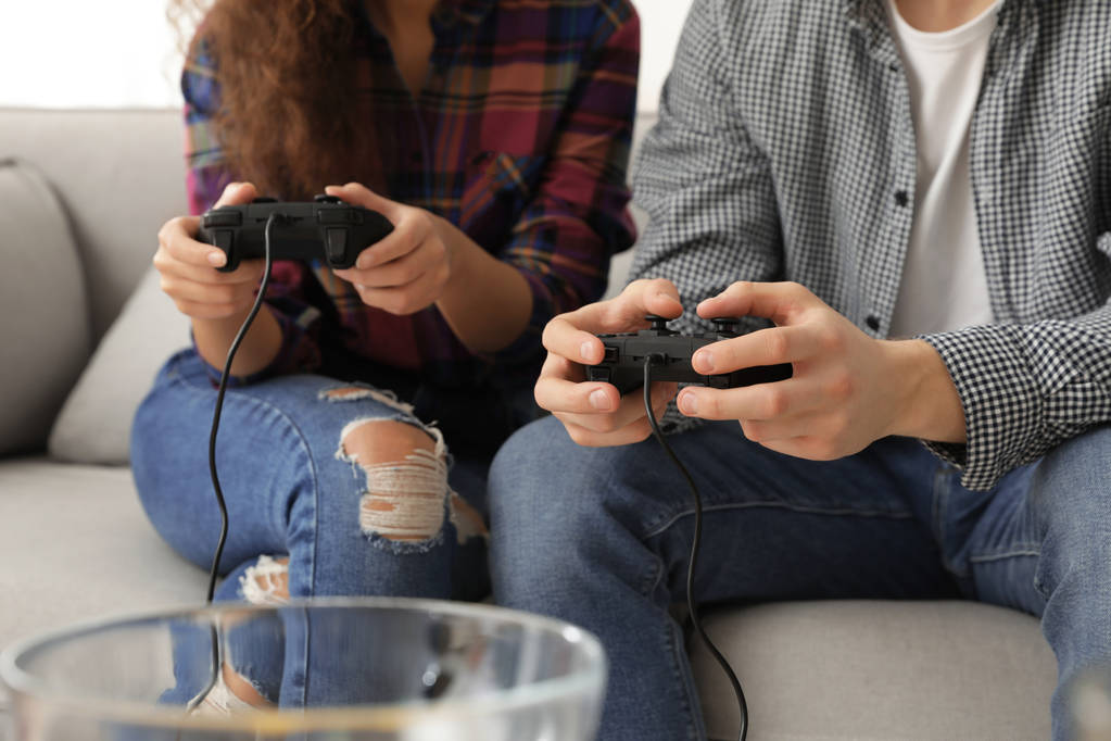 Jovem casal jogar jogos de vídeo em casa, close-up
 - Foto, Imagem