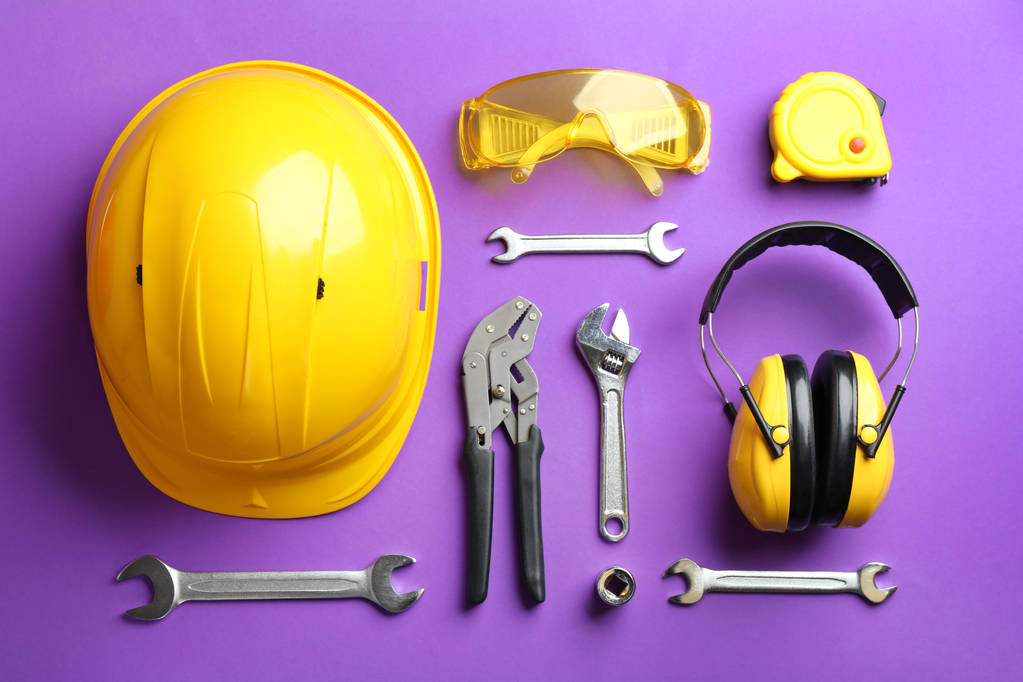Плоская композиция с различными строительными инструментами на цветном фоне
 - Фото, изображение