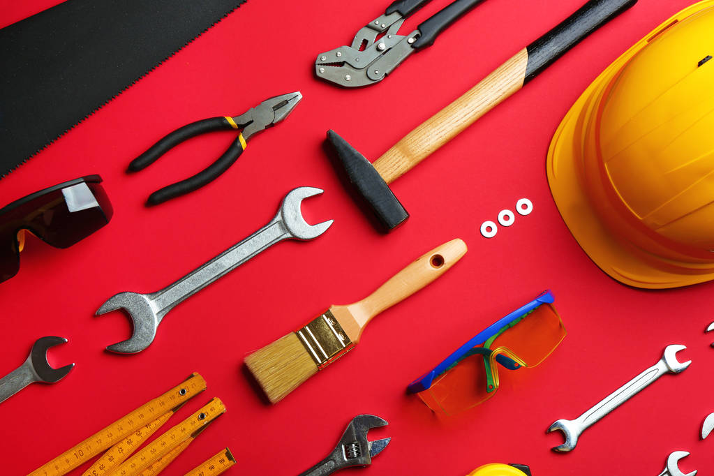 Płaska kompozycja z narzędziami budowlanymi na kolorowym tle - Zdjęcie, obraz