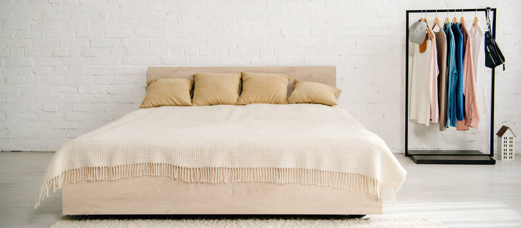 Grand lit avec coussins et couverture dans la chambre d'adolescent
 - Photo, image