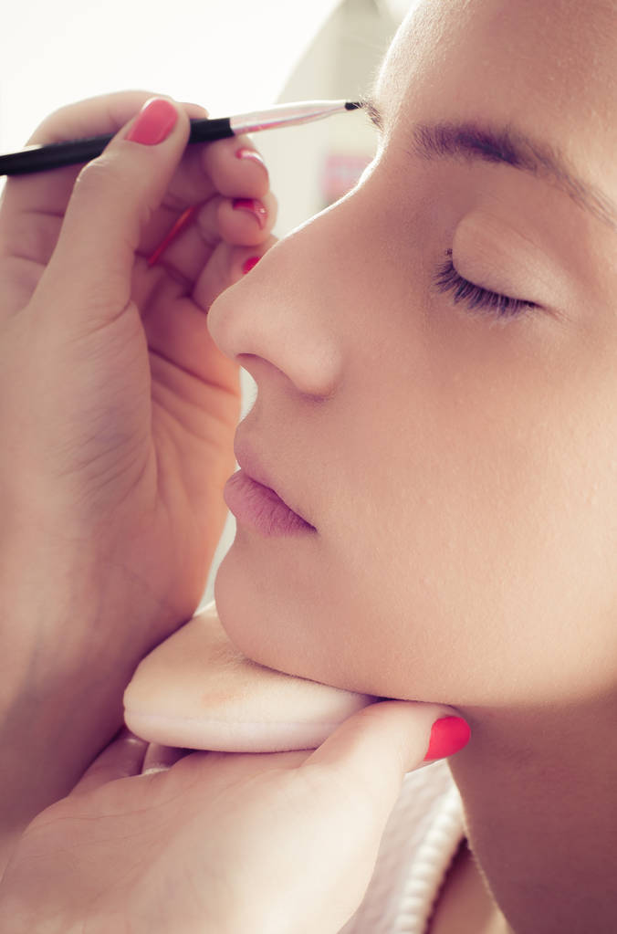Artista de maquillaje profesional mejora las cejas en la f femenina
 - Foto, Imagen
