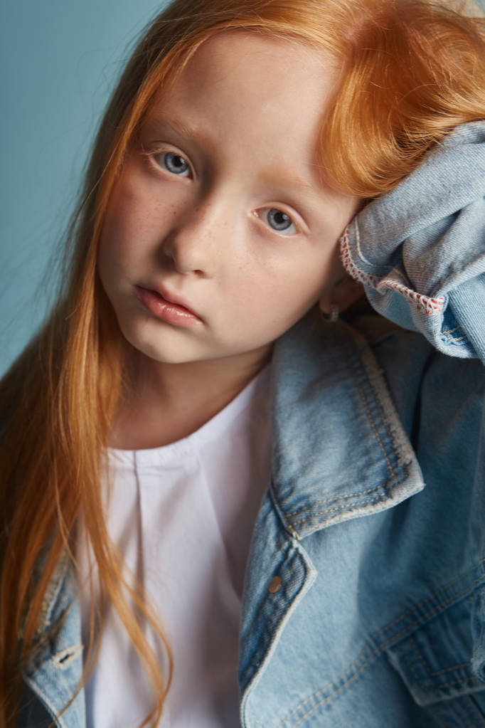 長く美しい髪と大きな青い目と赤毛の少女 - 写真・画像