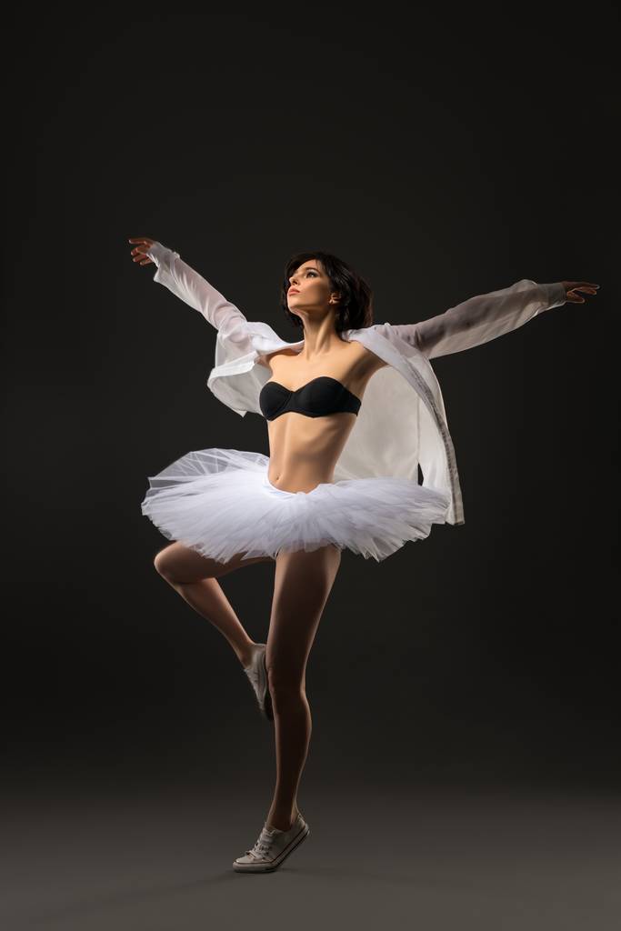 Pěkná bruneta v baletu tančící - Fotografie, Obrázek
