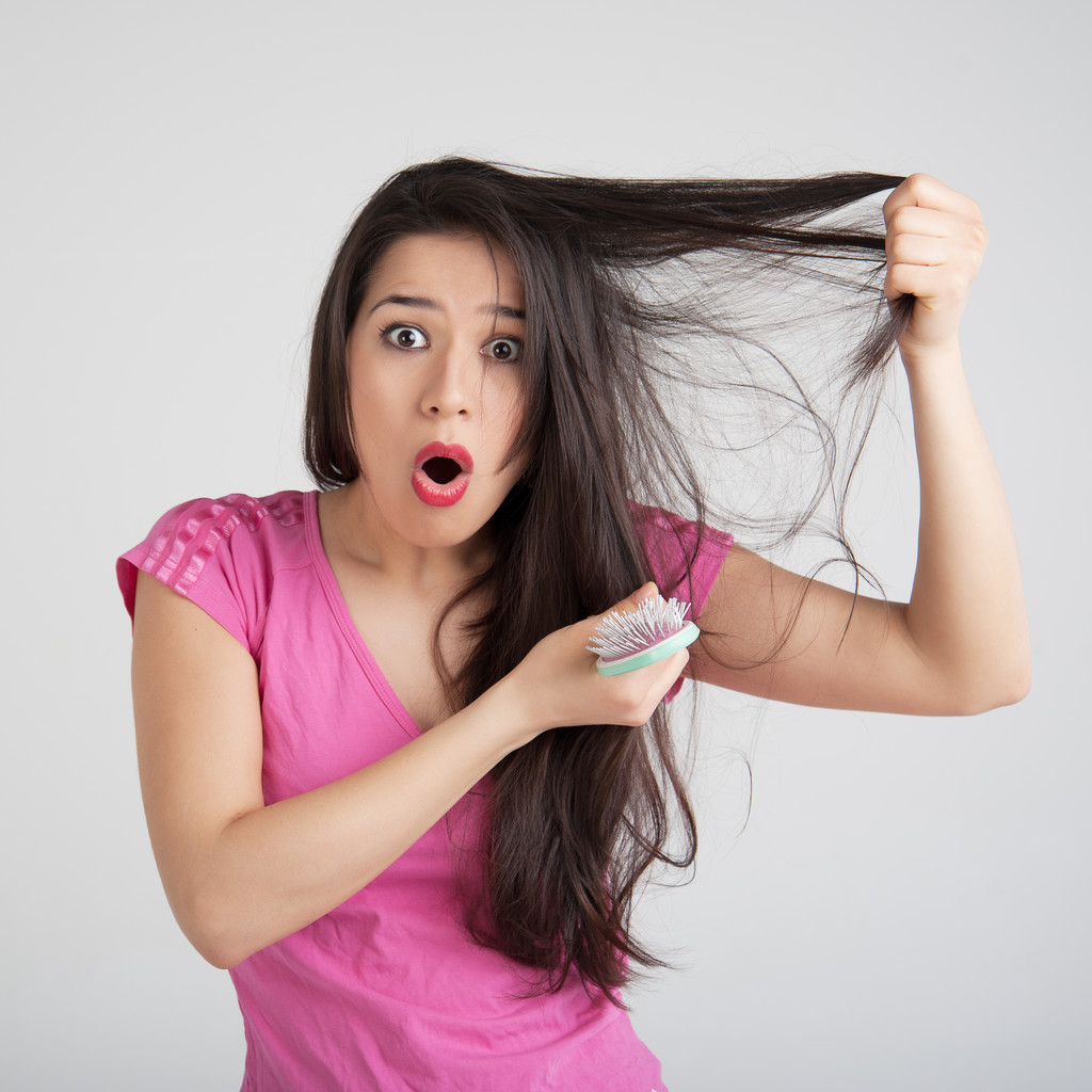Hiustenlähtö kampa naisilla käsi
 - Valokuva, kuva