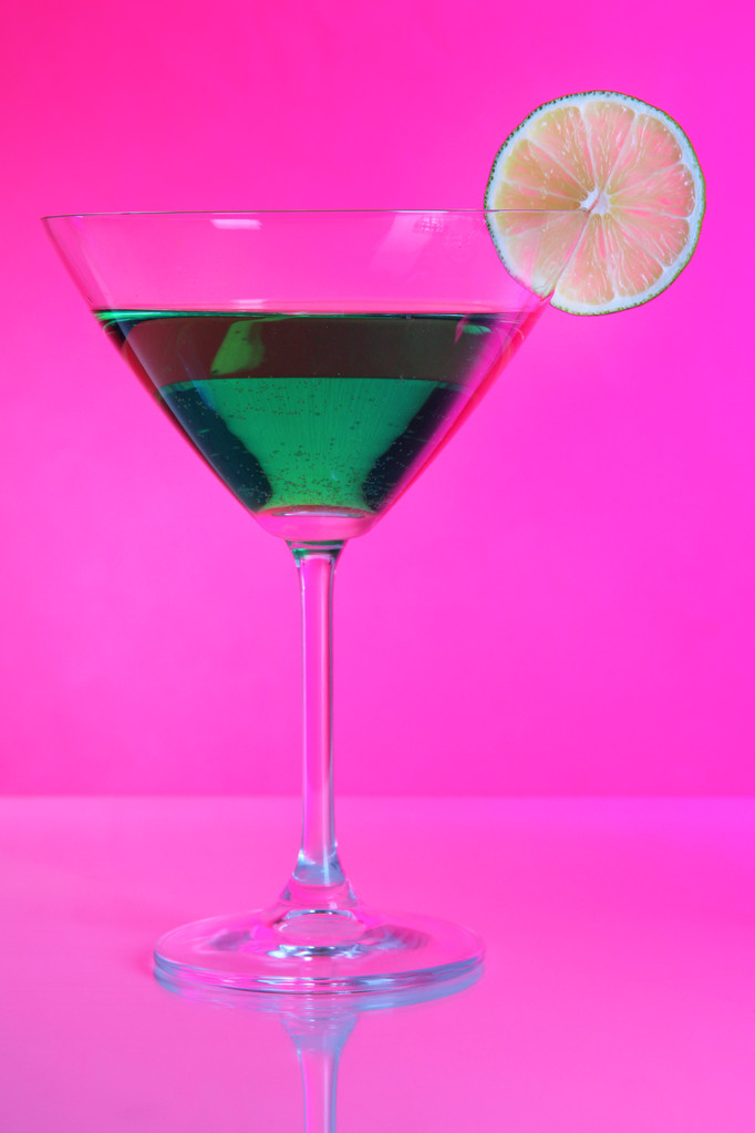πράσινο κοκτέιλ σε ποτήρι μαρτίνι σε ροζ φόντο - Φωτογραφία, εικόνα