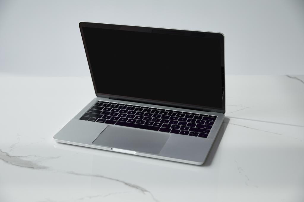 laptop com tela em branco e teclado preto na superfície de mármore branco isolado em cinza
 - Foto, Imagem