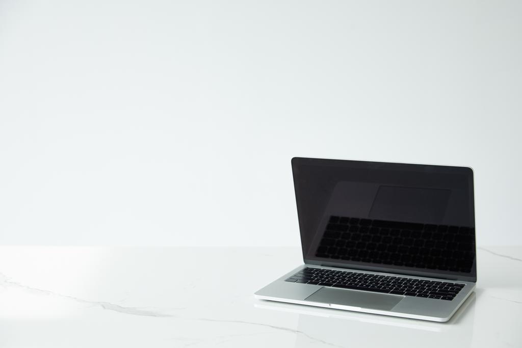 portátil con pantalla en blanco y teclado negro aislado en gris
  - Foto, Imagen