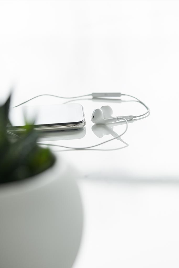 selektiivinen painopiste älypuhelimen ja langallinen kuulokkeet eristetty valkoinen
 - Valokuva, kuva