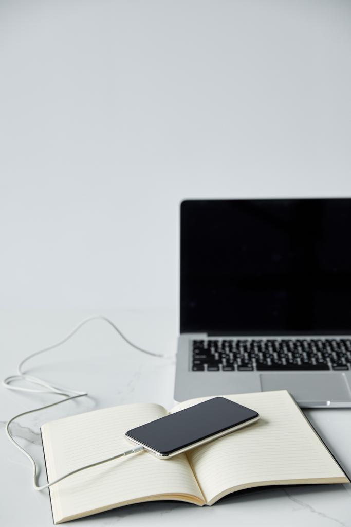 laptop com tela em branco, smartphone e notebook isolado em cinza
 - Foto, Imagem