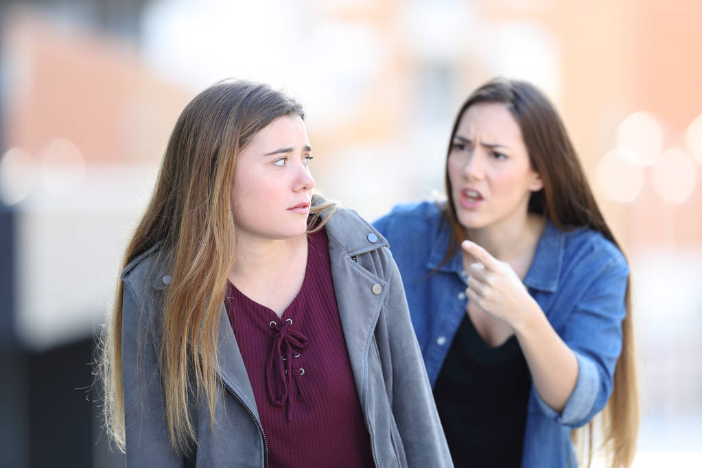Dühös lány szidás zavaros barátja az utcán - Fotó, kép
