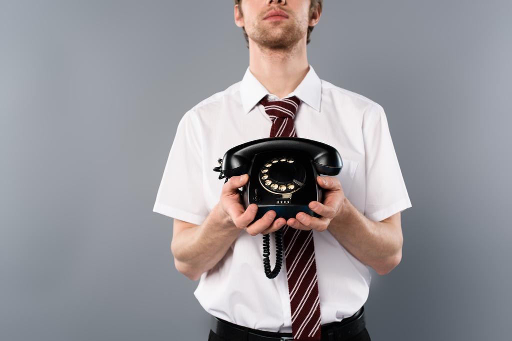 περικοπεί προβολή του επιχειρηματία κρατώντας vintage τηλέφωνο σε γκρίζο φόντο - Φωτογραφία, εικόνα