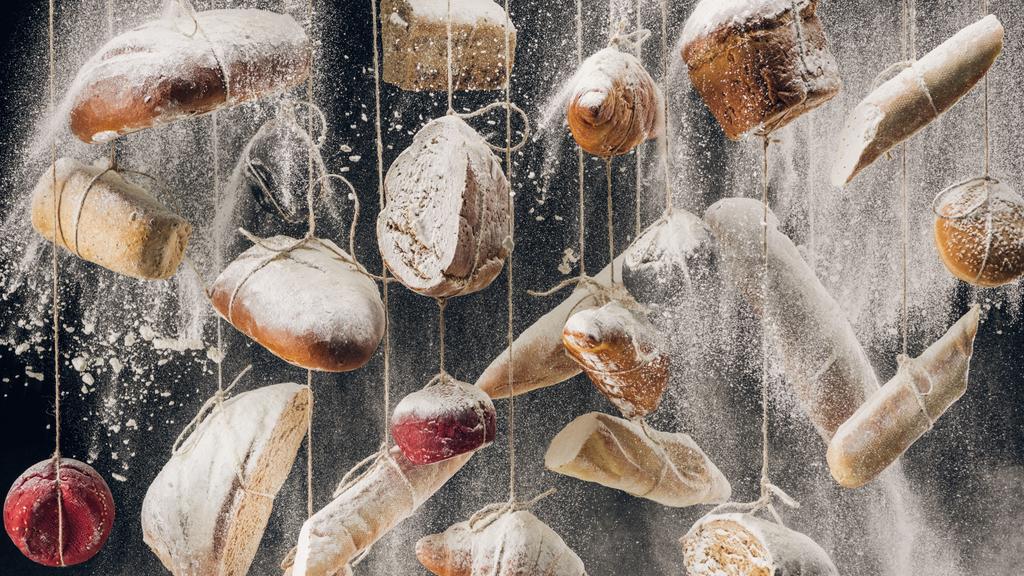 jauhot, jotka kuuluvat tuoreen kotitekoisen leivän ja köysissä roikkuvan leivonnaisen joukkoon
 - Valokuva, kuva