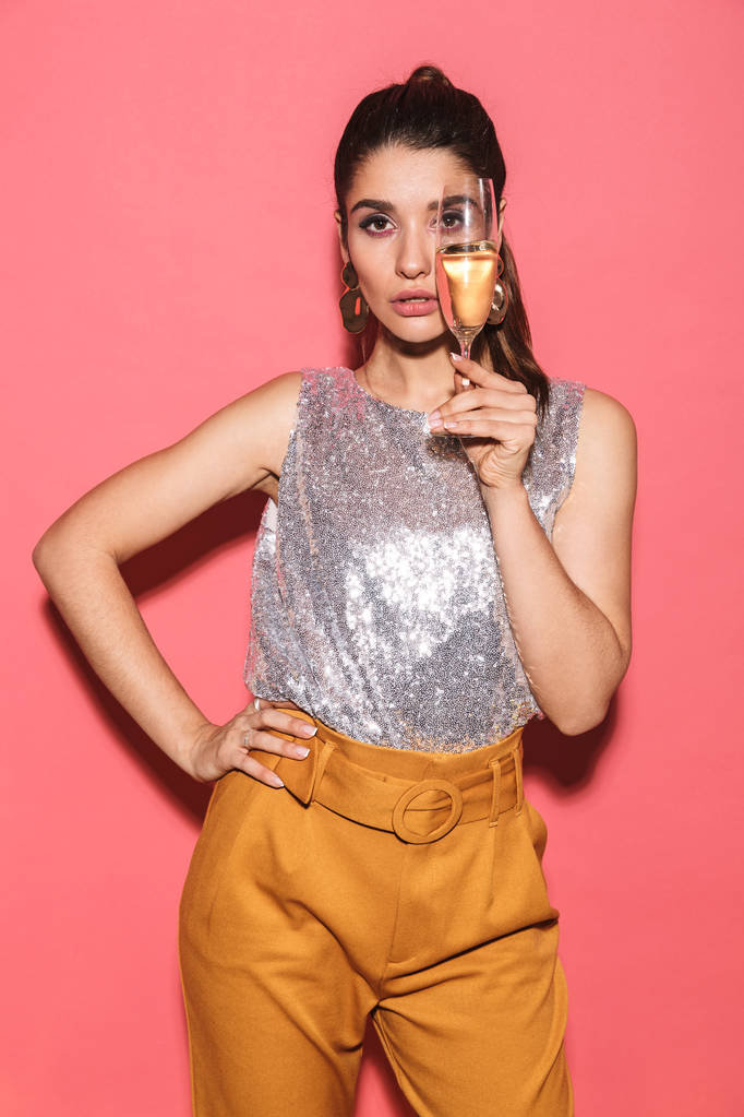 Portret van aantrekkelijke vrouw 20s in stijlvolle outfit houden van glas - Foto, afbeelding