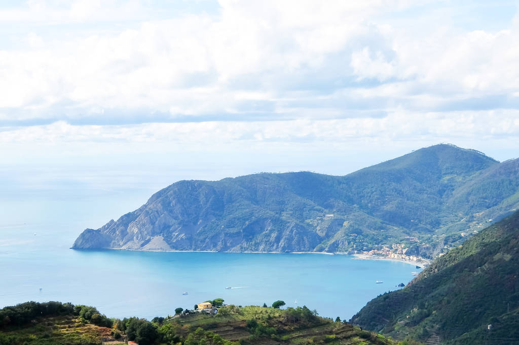Bella vista su Monterosso al Mare sul Mar Mediterraneo
. - Foto, immagini
