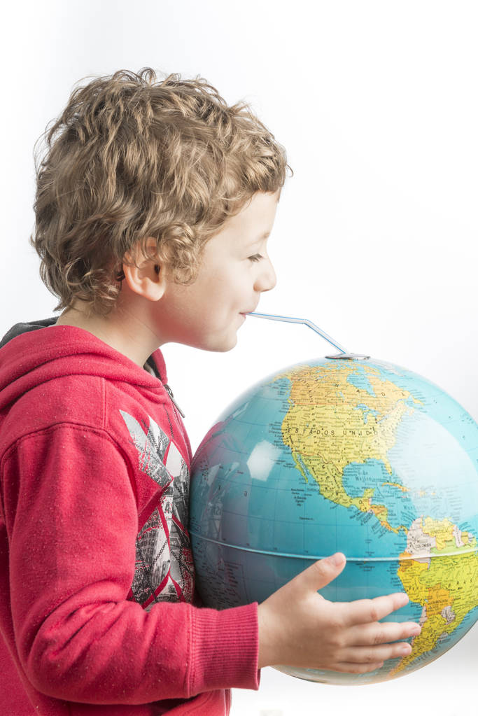 Enfant tenant un globe dans ses bras et en buvant avec un st
 - Photo, image