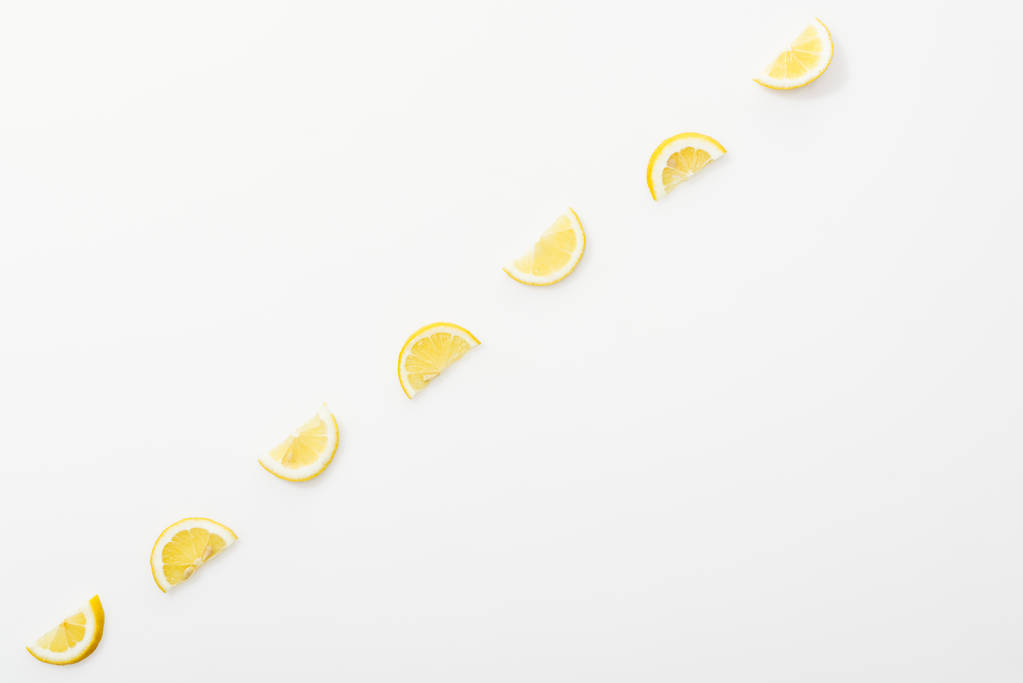 Tasainen lay mehukas leikattu hedelmiä valkoisella pinnalla
 - Valokuva, kuva