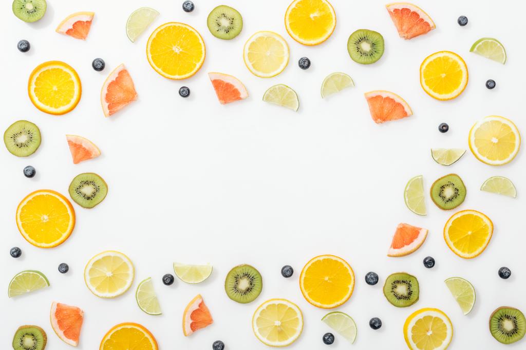 Poser à plat avec des fruits coupés et des bleuets sur la surface blanche
 - Photo, image