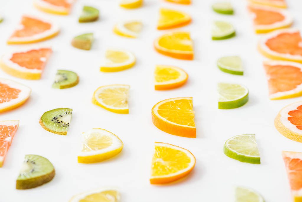 Sappige verse gesneden citrusvruchten op wit oppervlak - Foto, afbeelding