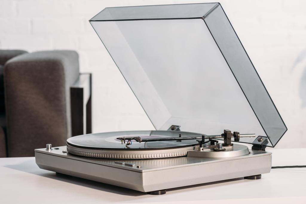 ročník vinylových rekorderu na bílém stole doma - Fotografie, Obrázek