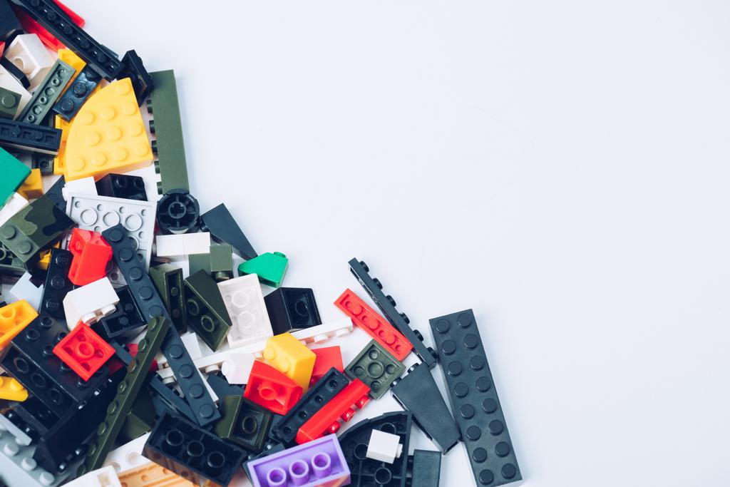 QUIIV, UCRÂNIA - MARÇO 15, 2019: vista superior de coloridos blocos de lego dispersos isolados em branco com espaço de cópia
 - Foto, Imagem