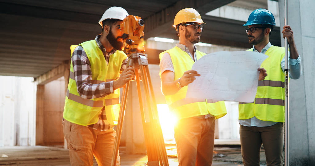Építőipari mérnökök dolgoznak épület helyén együtt portréja - Fotó, kép