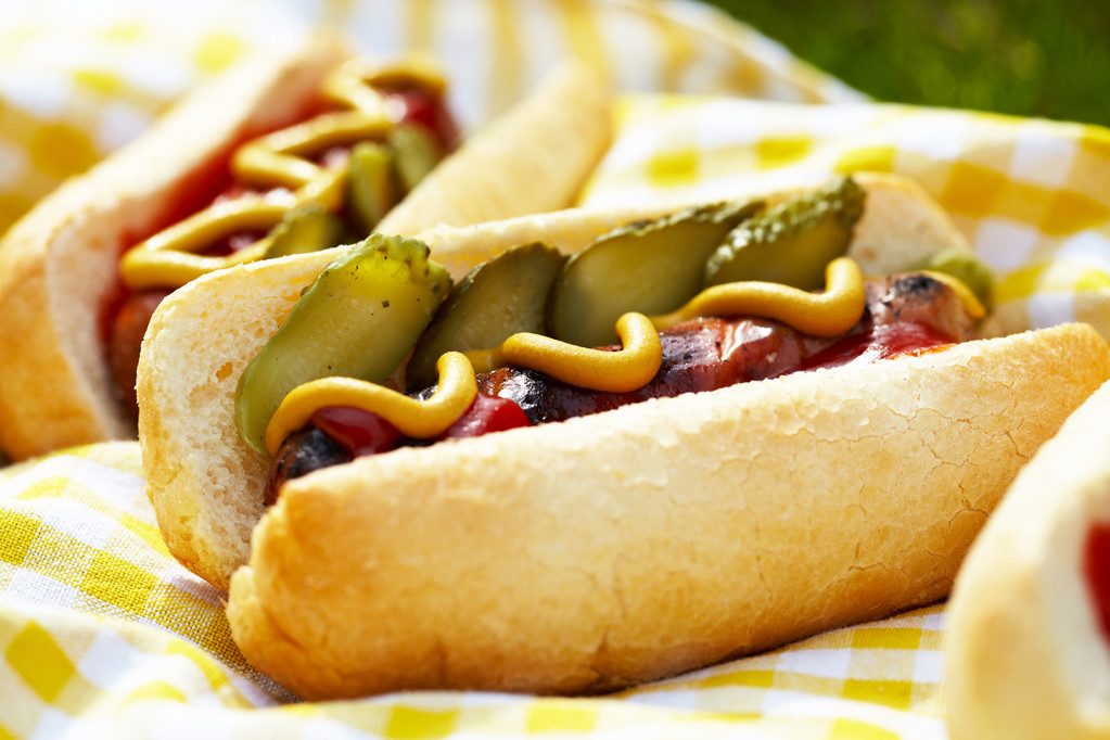 Gegrillte Hot Dogs mit Senf, Ketchup und Relish - Foto, Bild