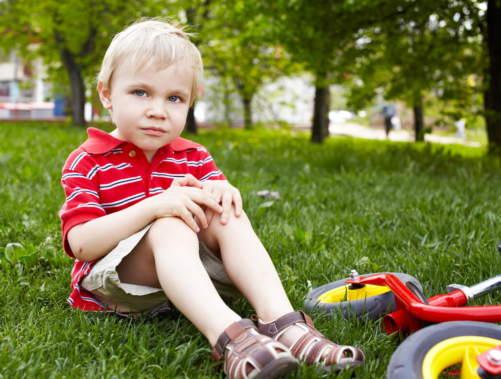 Portret van kleine jongen met een fiets - Foto, afbeelding