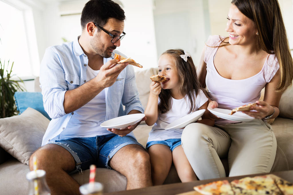 Megosztása pizza otthon együtt boldog családi portré - Fotó, kép