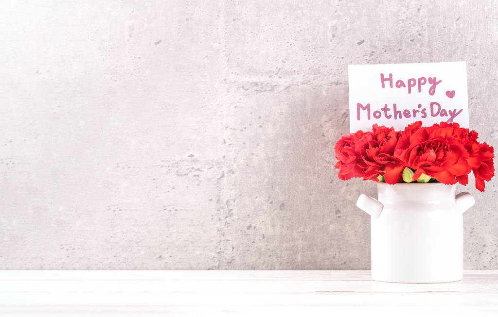 Května den matek, ručně vyráběné dárkové přání design fotografie - krásné kvetoucí karafiáty v váza izolované na šedé, dřevěné pozadí tabulky, zblízka, kopírovat prostor, vysmívat se - Fotografie, Obrázek