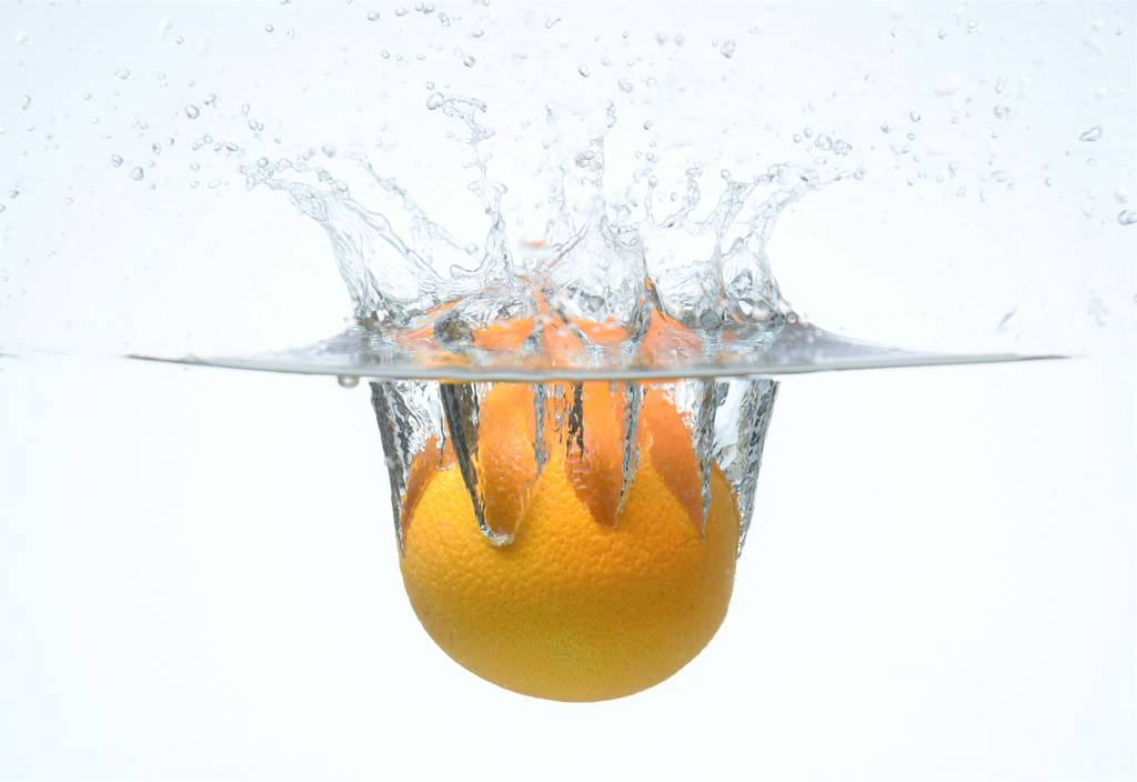 fruta naranja que cae en el agua; salpicaduras
 - Foto, Imagen
